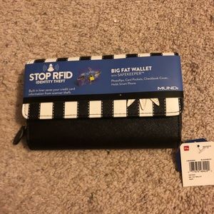 Mundi trifold wallet with organizer